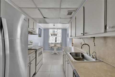 Condo in Tamarac, Florida, 2 bedrooms  № 1971159 - photo 15