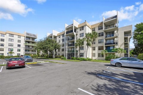 Condo in Tamarac, Florida, 2 bedrooms  № 1971159 - photo 1