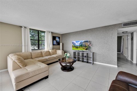 Condo in Tamarac, Florida, 2 bedrooms  № 1971159 - photo 7