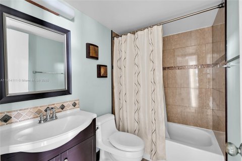 Condo in Tamarac, Florida, 2 bedrooms  № 1971159 - photo 21