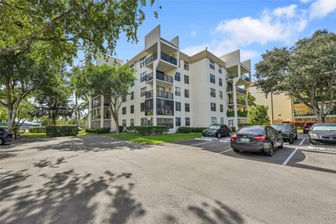 Condo in Tamarac, Florida, 2 bedrooms  № 1971159 - photo 3