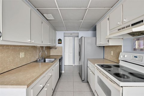 Condo in Tamarac, Florida, 2 bedrooms  № 1971159 - photo 16