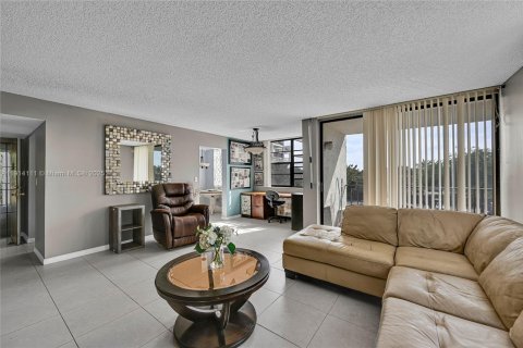 Condo in Tamarac, Florida, 2 bedrooms  № 1971159 - photo 9