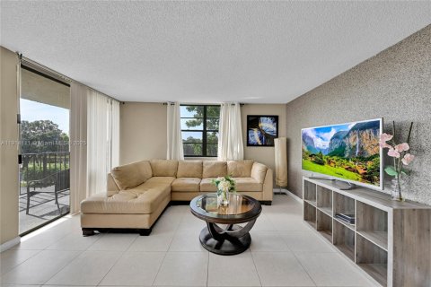 Condo in Tamarac, Florida, 2 bedrooms  № 1971159 - photo 5