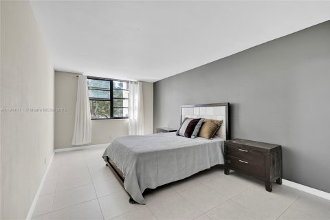 Condo in Tamarac, Florida, 2 bedrooms  № 1971159 - photo 23