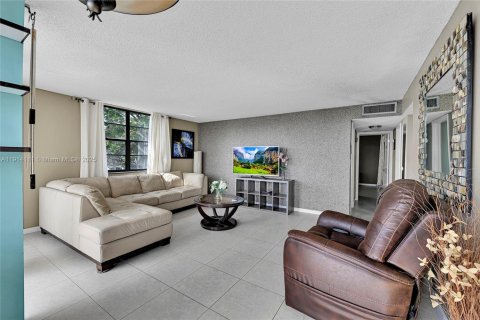 Condo in Tamarac, Florida, 2 bedrooms  № 1971159 - photo 14