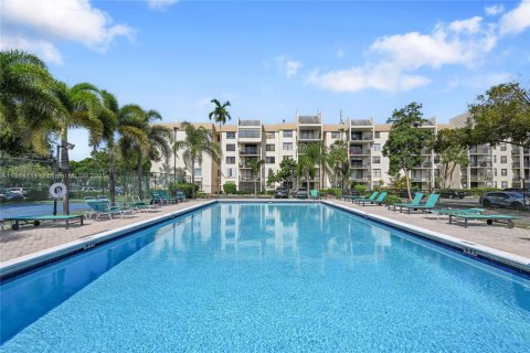 Condo in Tamarac, Florida, 2 bedrooms  № 1971159 - photo 29