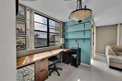 Condo in Tamarac, Florida, 2 bedrooms  № 1971159 - photo 13