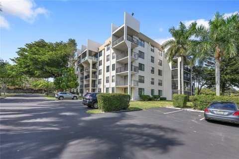 Condo in Tamarac, Florida, 2 bedrooms  № 1971159 - photo 2