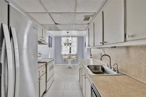 Condo in Tamarac, Florida, 2 bedrooms  № 1971159 - photo 18