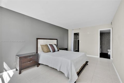 Condo in Tamarac, Florida, 2 bedrooms  № 1971159 - photo 24