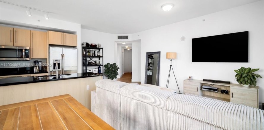 Кондоминиум с 2 спальнями в Майами, Флорида № 2053350