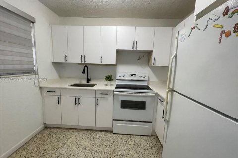 Copropriété à louer à Miami, Floride: 2 chambres, 71.44 m2 № 2417629 - photo 12
