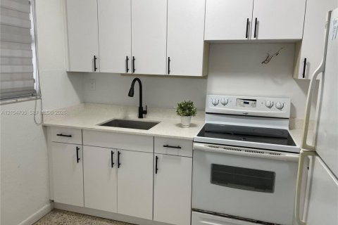 Copropriété à louer à Miami, Floride: 2 chambres, 71.44 m2 № 2417629 - photo 4