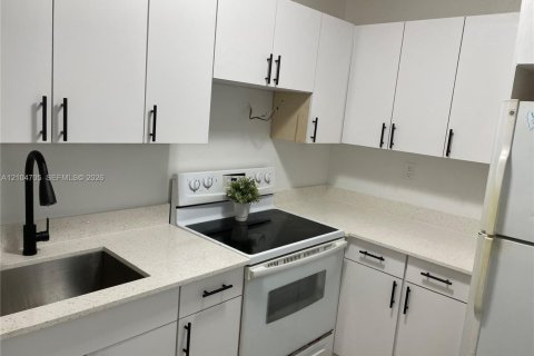 Copropriété à louer à Miami, Floride: 2 chambres, 71.44 m2 № 2417629 - photo 2