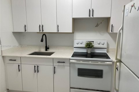 Copropriété à louer à Miami, Floride: 2 chambres, 71.44 m2 № 2417629 - photo 3