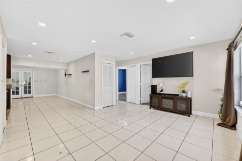 Villa ou maison à vendre à Deerfield Beach, Floride: 5 chambres, 179.21 m2 № 2052403 - photo 25