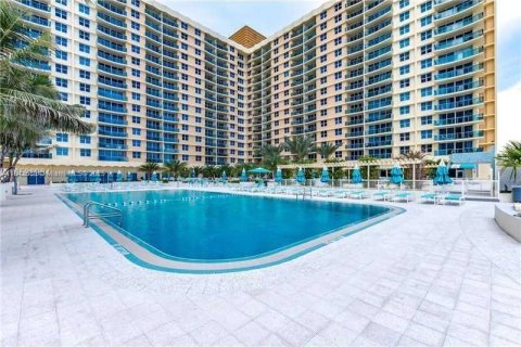 Condo in Hollywood, Florida  № 1836503 - photo 1