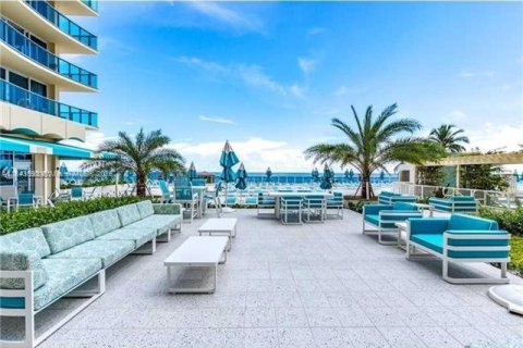 Condo in Hollywood, Florida  № 1836503 - photo 11