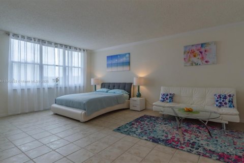 Condo in Hollywood, Florida  № 1836503 - photo 2