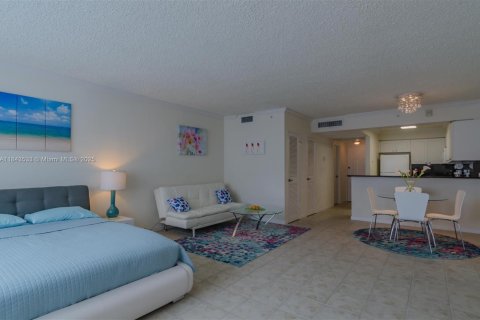 Condo in Hollywood, Florida  № 1836503 - photo 4