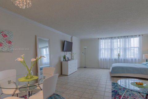 Condo in Hollywood, Florida  № 1836503 - photo 3