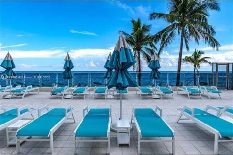 Condo in Hollywood, Florida  № 1836503 - photo 12