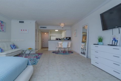Condo in Hollywood, Florida  № 1836503 - photo 5
