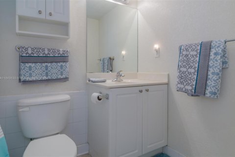 Condo in Hollywood, Florida  № 1836503 - photo 10