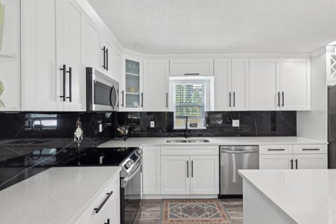 House in Largo, Florida 3 bedrooms, 150.87 sq.m. № 2239449 - photo 9