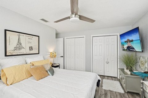 House in Largo, Florida 3 bedrooms, 150.87 sq.m. № 2239449 - photo 24