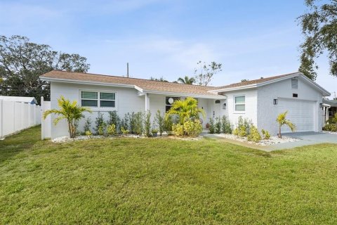 House in Largo, Florida 3 bedrooms, 150.87 sq.m. № 2239449 - photo 2