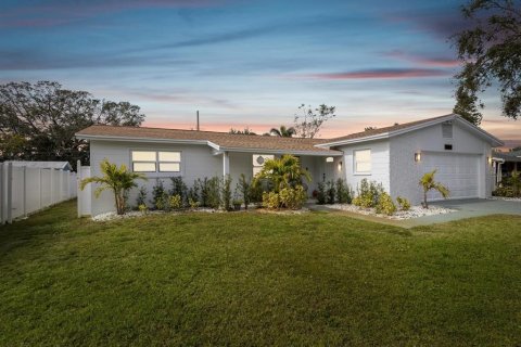 House in Largo, Florida 3 bedrooms, 150.87 sq.m. № 2239449