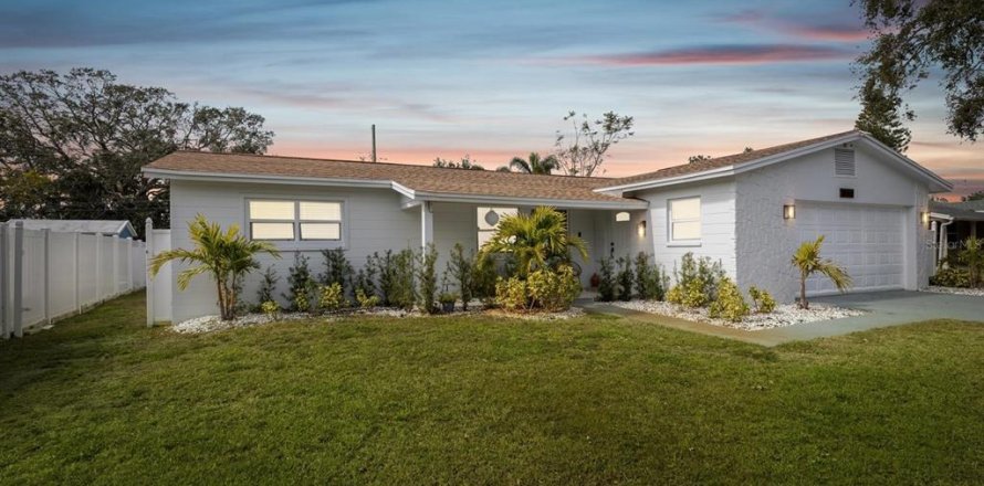 House in Largo, Florida 3 bedrooms, 150.87 sq.m. № 2239449