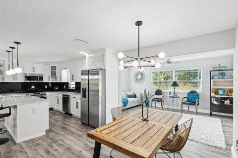 House in Largo, Florida 3 bedrooms, 150.87 sq.m. № 2239449 - photo 15