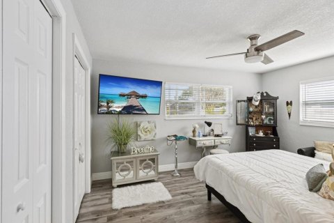 House in Largo, Florida 3 bedrooms, 150.87 sq.m. № 2239449 - photo 23