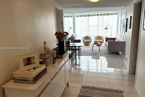 Copropriété à louer à Miami Beach, Floride: 1 chambre, 93.18 m2 № 1977545 - photo 2