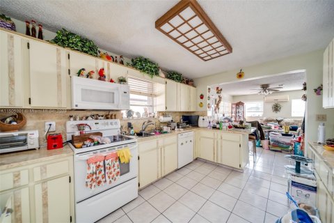 Casa en venta en Hialeah, Florida, 3 dormitorios, 171.22 m2 № 1863248 - foto 14