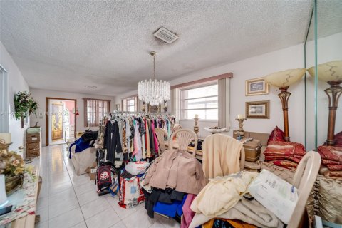 Casa en venta en Hialeah, Florida, 3 dormitorios, 171.22 m2 № 1863248 - foto 13