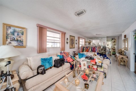 Casa en venta en Hialeah, Florida, 3 dormitorios, 171.22 m2 № 1863248 - foto 11