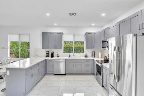 House in Cutler Bay, Florida 5 bedrooms, 208.66 sq.m. № 1970090 - photo 12