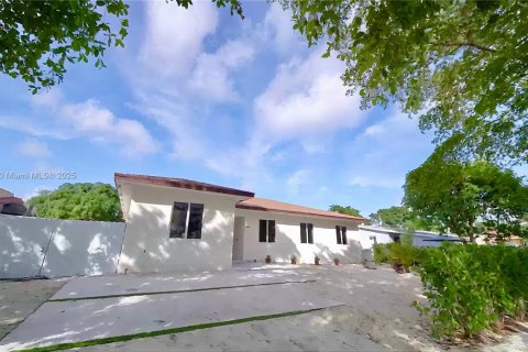 House in Cutler Bay, Florida 5 bedrooms, 208.66 sq.m. № 1970090 - photo 5