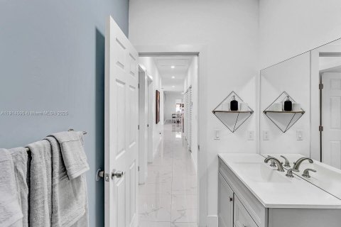 House in Cutler Bay, Florida 5 bedrooms, 208.66 sq.m. № 1970090 - photo 28