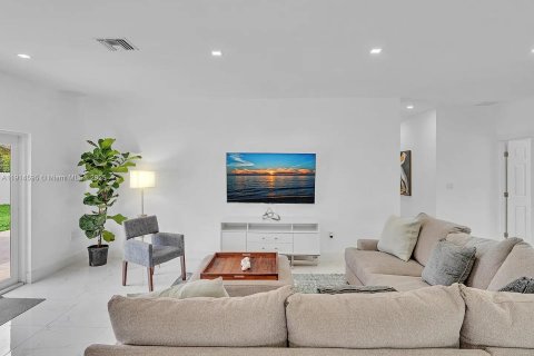 House in Cutler Bay, Florida 5 bedrooms, 208.66 sq.m. № 1970090 - photo 10