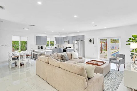 House in Cutler Bay, Florida 5 bedrooms, 208.66 sq.m. № 1970090 - photo 6