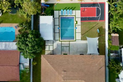 House in Cutler Bay, Florida 5 bedrooms, 208.66 sq.m. № 1970090 - photo 1