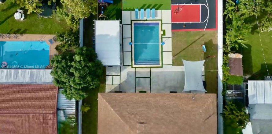 House in Cutler Bay, Florida 5 bedrooms, 208.66 sq.m. № 1970090