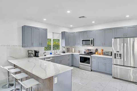 House in Cutler Bay, Florida 5 bedrooms, 208.66 sq.m. № 1970090 - photo 13