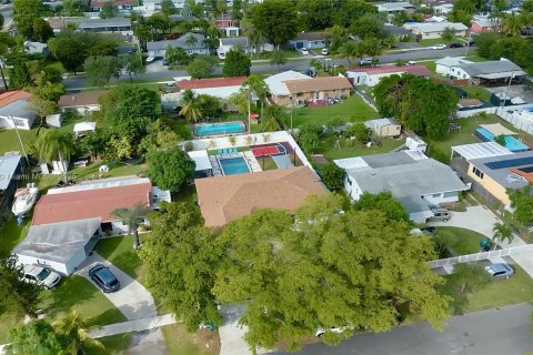 House in Cutler Bay, Florida 5 bedrooms, 208.66 sq.m. № 1970090 - photo 3