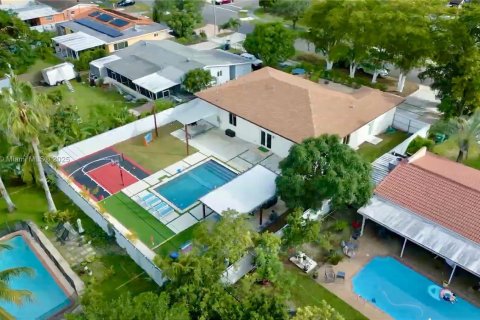 House in Cutler Bay, Florida 5 bedrooms, 208.66 sq.m. № 1970090 - photo 2